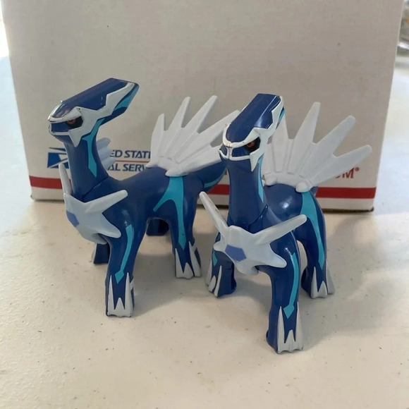 Pokémon Toys - 5 figures, belt clip pokeball, book & Pikachu stuffed animal - Picture 8 of 13